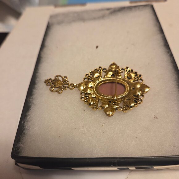 cameo Brooch - Picture 2 of 3